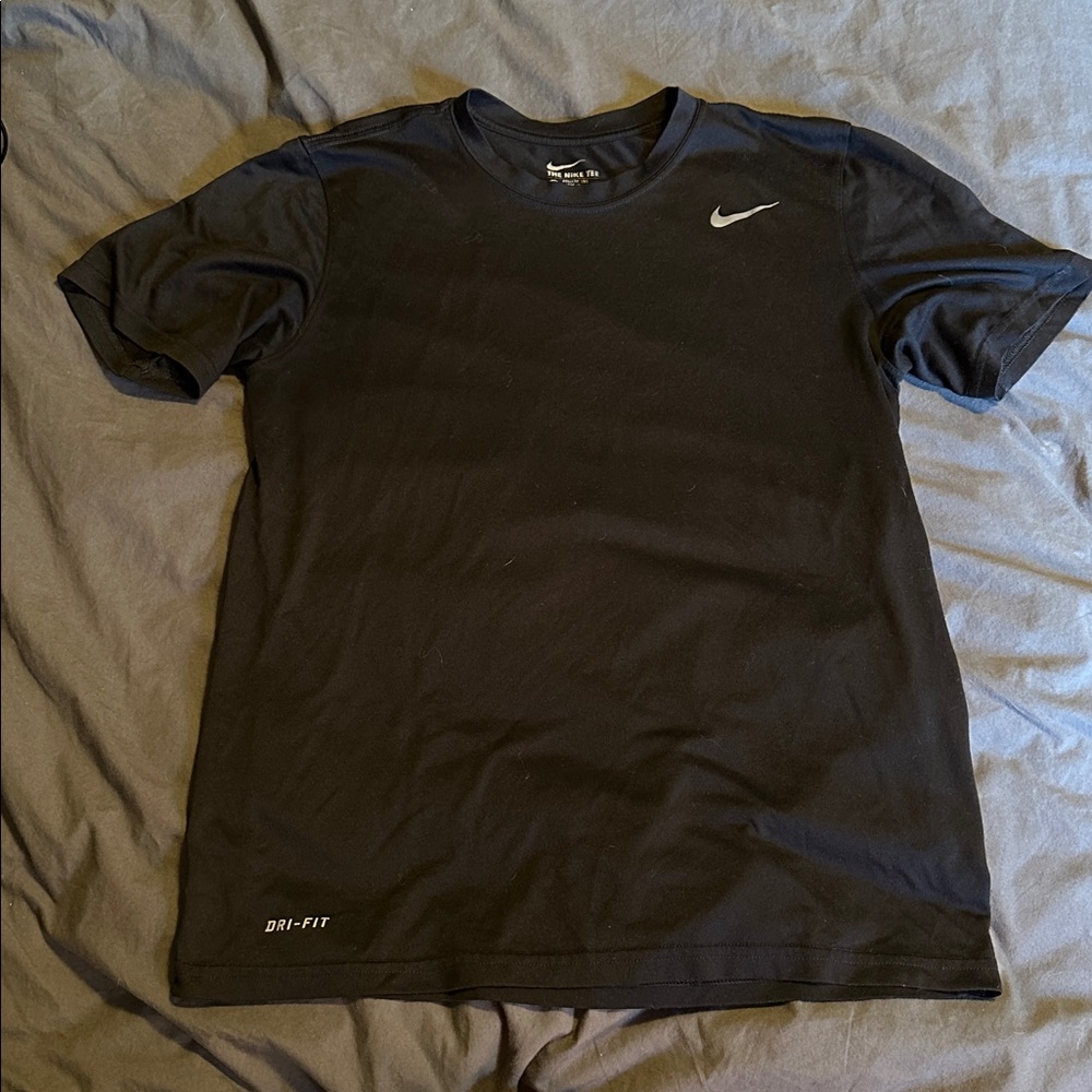 Nike men's medium black short sleeve Dri-FIT Tee with light grey swoosh